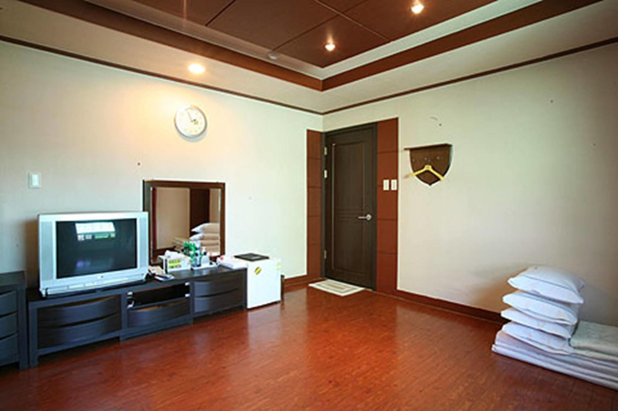 Am Ort Hotel Yeosu Extérieur photo